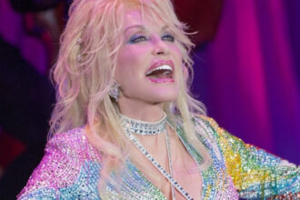 video dolly parton isi linisteste fanii dupa ce sora ei le a cerut sa se roage pentru sanatatea artistei inca n am murit 68eea721ad8de