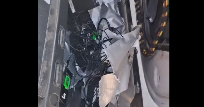 Europol: Doi agenți aproape au fost incinerați în vehicul din cauza unui sistem sofisticat destinat să dezvăluie acte de corupție. 1 video europol 2 politisti riscau sa arda in masina din cauza unui sistem audio video folosit sa culeaga date despre fapte de coruptie 68ee5f94eb181