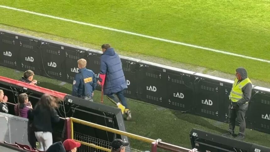 Șoc și îngrijorare pentru Dinamo! Alexandru Musi, surprins după incidentul din România U21 – Cipru 21 1 video exclusiv imagini ingrijoratoare pentru dinamo cum a fost surprins alexandru musi dupa accidentarea din romania u21 cipru 21 68ee8cc75804f