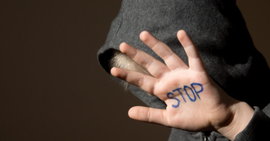 Brăila zguduită de un incident șocant: Un băiat de 12 ani atacat pe stradă de tatăl unui coleg de școală 1 video incident socant in braila un elev de 12 ani ar fi fost batut in plina strada de tatal unui coleg de clasa 68ef4b1ac4af1