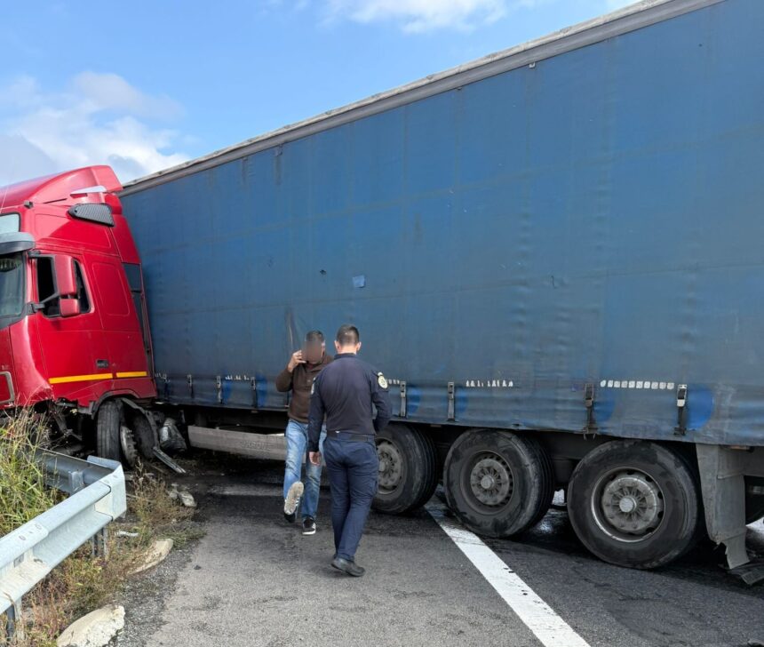 Intervenție rapidă: Jandarmii din Constanța, primii la fața locului după accidentul de pe Autostrada A2 1 video la locul potrivit jandarmii constanteni au fost primii care au intervenit la accidentul de pe autostrada a2 68f100d509076