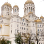 Zeci de mii de vizitatori se aliniază pentru a explora Catedrala Națională. Patriarhia: „Ne dedicăm să oferim cele mai bune condiții” 5 video mii de oameni la coada pentru a vizita catedrala nationala patriarhia depunem toate eforturile sa asiguram cele mai bune conditii 69048d4a13012