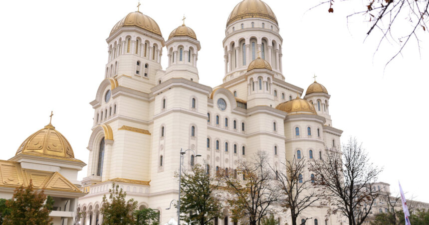 Zeci de mii de vizitatori se aliniază pentru a explora Catedrala Națională. Patriarhia: „Ne dedicăm să oferim cele mai bune condiții” 1 video mii de oameni la coada pentru a vizita catedrala nationala patriarhia depunem toate eforturile sa asiguram cele mai bune conditii 69048d4a13012