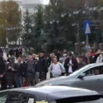 Nicușor Dan, întâmpinat cu huiduieli la Iași, în fața Teatrului Național. Reacția președintelui surprinde! 2 video nicusor dan a fost huiduit la iasi in fata teatrului national cum a reactionat presedintele 68fb921739fbb