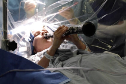 video o femeie a cantat la clarinet in timpul unei operatii pentru parkinson ce interventie a suferit si cum o poate ajuta 68f76555b2b5b