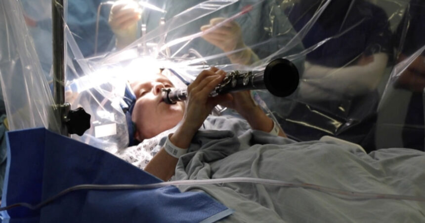 O artistă și-a demonstrat talentul la clarinet în timpul unei intervenții pentru Parkinson. Care a fost procedura și cum o poate susține? 1 video o femeie a cantat la clarinet in timpul unei operatii pentru parkinson ce interventie a suferit si cum o poate ajuta 68f76555b2b5b