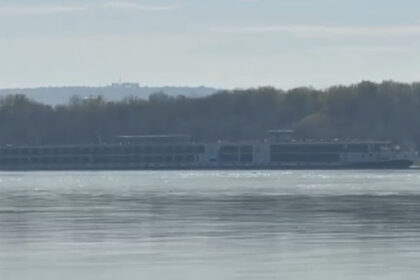video o nava de croaziera a esuat pe dunare din cauza nivelului scazut al apei acum a plecat spre viena 690466a65294d