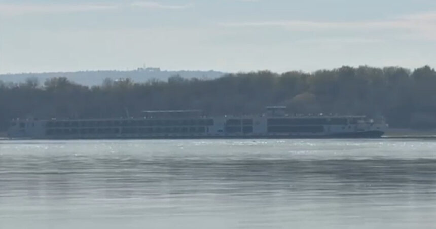 O croazieră a întâmpinat dificultăți pe Dunăre din cauza apei scăzute și se îndreaptă acum spre Viena 1 video o nava de croaziera a esuat pe dunare din cauza nivelului scazut al apei acum a plecat spre viena 690466a65294d