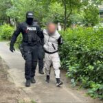 "Procurorii DIICOT dezvăluie o revelație șocantă: Un agent de poliție ar fi colaborat cu rețele de proxeneți. Zeci de percheziții în desfășurare!" 2 video procurorii diicot anunca bomba un politist ar fi sprijinit mai multi proxeneti se fac zeci de perchezitii 68de1b7f79de2