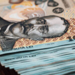 Salariul minim în creștere, conform normelor europene. Expert: În România, aceasta va fi percepută ca o tentativă de a spori impozitul de protecție. 2 video salariul minim majorat dupa directiva ue economist in romania va fi interpretata ca fiind o incercare de a creste taxa de protectie 68eff75f95f04