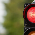 Semafoare inteligente: Primăria experimentează o soluție pentru a stopa șoferii vitezomani! 3 video semafoare care arata rosu la viteza mare a masinilor o primarie testeaza o metoda de a opri soferii care incalca limita legala 68fa1d78979aa