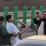 Incident ȘOCANT pe A2: Ce au întreprins niște tineri în timp ce așteptau ajutoarele după un accident rutier! 2 video situatie incredibila pe a2 dupa un accident rutier vezi aici ce au facut niste tineri in asteptarea autoritatilor 68f2053c6d5e4