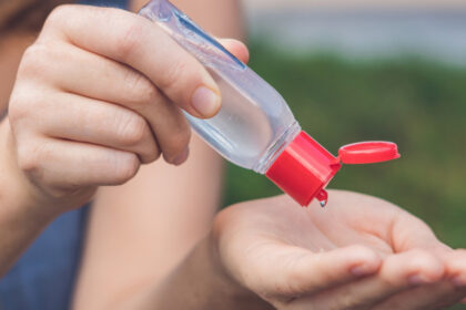 Uniunea Europeană ia în considerare interzicerea alcoolului din dezinfectante, în urma avertismentelor experților privind riscurile cancerigene. Medicii trag un semnal de alarmă asupra efectelor negative. 2 video ue ar putea interzice alcoolul din dezinfectante dupa ce expertii l au declarat cancerigen medicii avertizeaza asupra consecintelor 68f87e982cec7