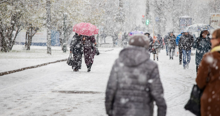 Fenomene meteorologice severe în România: Viscol pe crestele montane și furtuni devastatoare în sud. Comitetul pentru Situații de Urgență s-a întrunit! 1 video vreme extrema in romania val de alerte viscol la munte furtuni in sudul tarii a fost convocat comitetul pentru situatii de urgenta 68dd405cae187