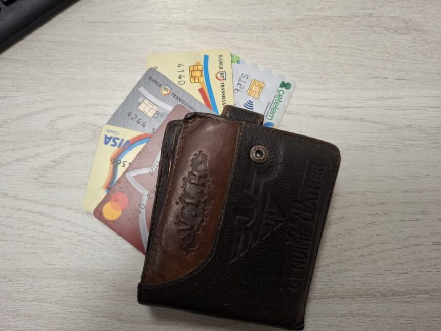 a furat un portofel si a folosit cardurile printr un ospatar in costinesti 691fcb446ef31