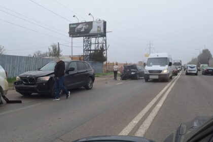 accident cu trei masini pe bulevardul aurel vlaicu traficul este ingreunat 6916dd769cb8a