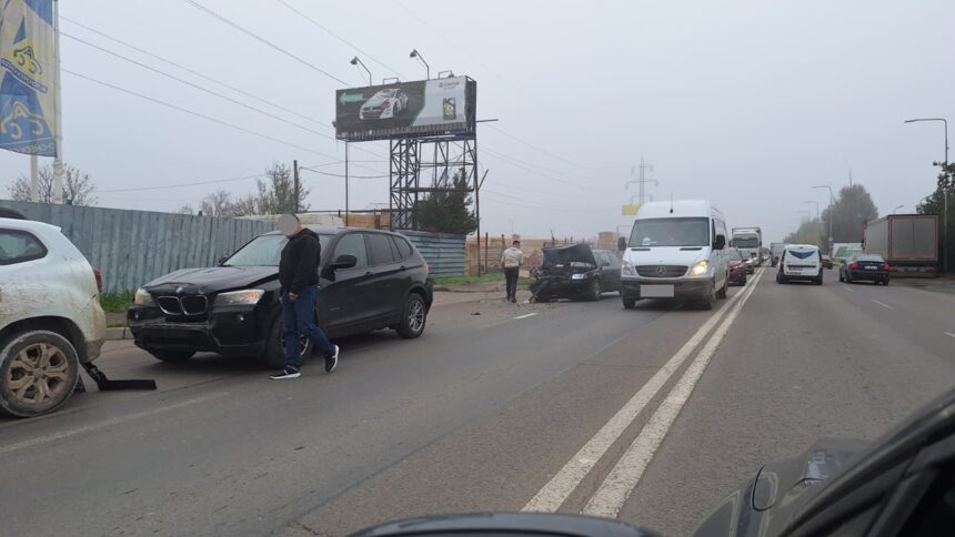 accident cu trei masini pe bulevardul aurel vlaicu traficul este ingreunat 6916dd769cb8a