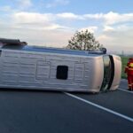 accident pe dn3 intre pietreni si viisoara un microbuz cu 9 pasageri s a rasturnat intervin mai multe ambulante 69156c58dcde3