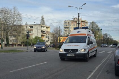 accident rutier pe bulevardul ic bratianu in zona doi cocosi a fost chemata ambulanta 692812a589996