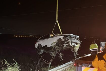 accident rutier spectaculos pe dn 22b o masina s a rostogolit in afara partii carosabile dupa ce a lovit un parapet 691755168598c