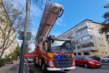 alerta pe bulevardul tomis din constanta pompierii intervin cu autoscara si cu descarcerarea 6926dd47601b6