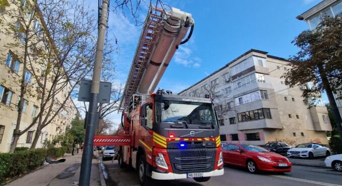 alerta pe bulevardul tomis din constanta pompierii intervin cu autoscara si cu descarcerarea 6926dd47601b6