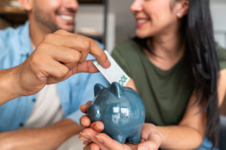 analiza aproape 500 000 de romani si au inchis conturile de economii in 2025 pastrarea banilor cash este cel mai periculos scenariu 6929f5e581ee7