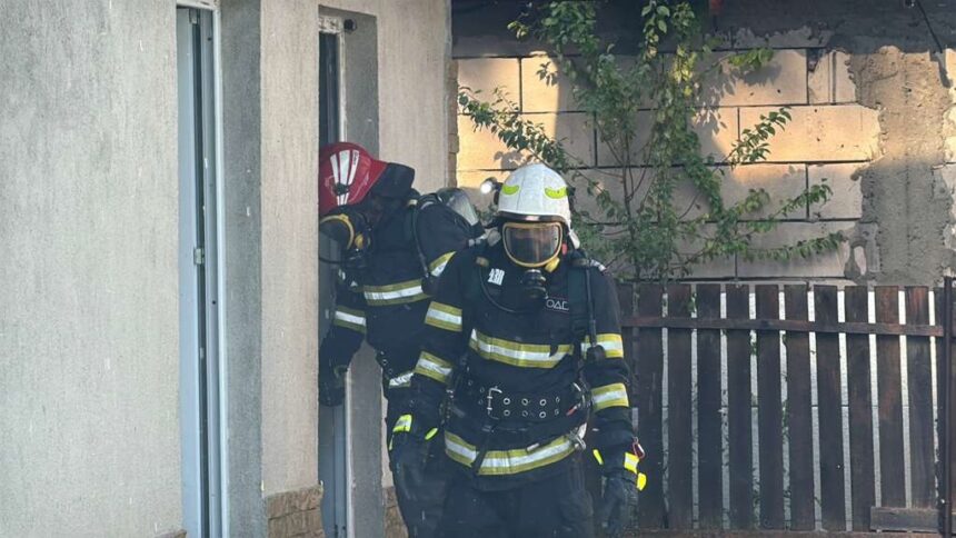 arde o casa in valu lui traian pompierii intervin cu mai multe autospeciale 6909c395c3b1d