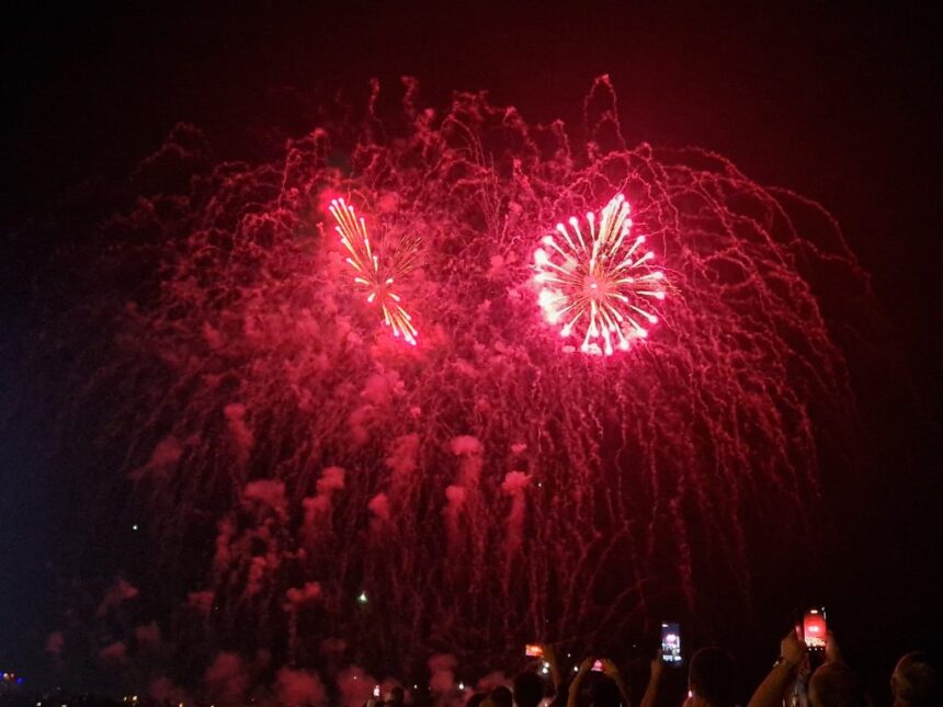 atentie s a schimbat legea persoanele fizice pot cumpara doar materiale pirotehnice din categoria artificiilor de brad incep controalele 6922e5afa5597