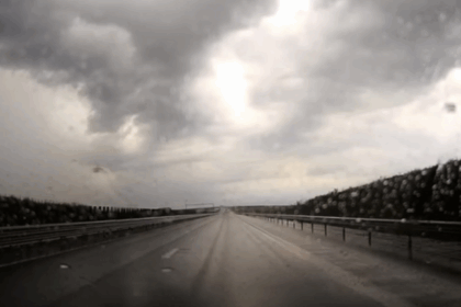 atentie soferi se circula pe carosabil umed pe majoritatea drumurilor din tara 691d5fee2abca