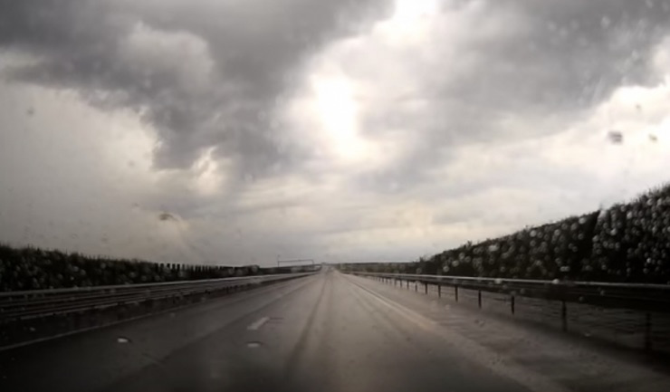 atentie soferi se circula pe carosabil umed pe majoritatea drumurilor din tara 691d5fee2abca