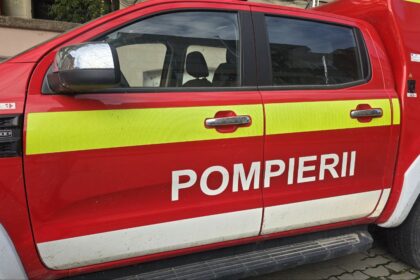 autoturism cuprins de flacari pe strada poporului din constanta interventie de urgenta a pompierilor 6922e8d4110ff