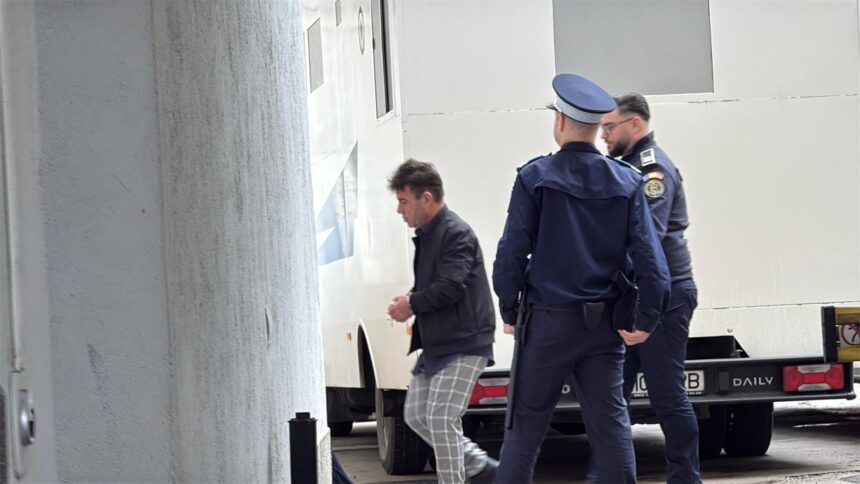 capul retelei din fabrica de mosteniri lucra in familie ce rol aveau fratele si cumnata lui si cum invarteau apartamentele si sumele mari de bani ale batranilor 69150a5d5fc50