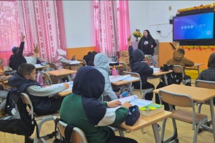 cazul copiilor din rasova care invata cu gecile pe ei a ajuns la ministerul educatiei ce spune secretarul de stat sorin ion 6917fdd528e39