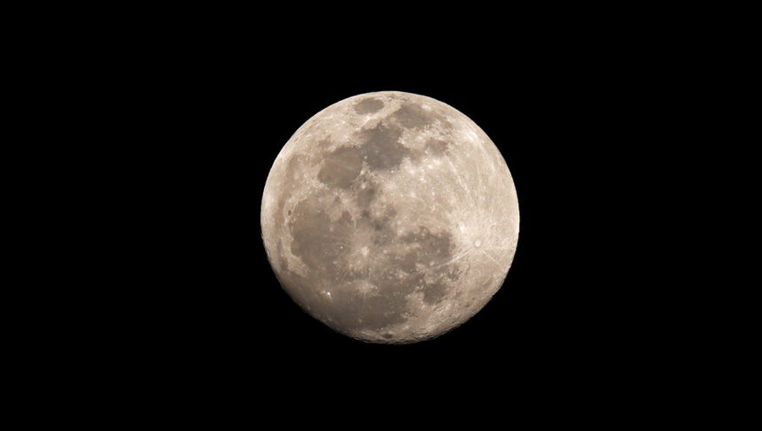 cea mai mare luna plina din 2025 va avea loc saptamana viitoare cand va atinge faza maxima superluna castorului 6906f9eaba68b