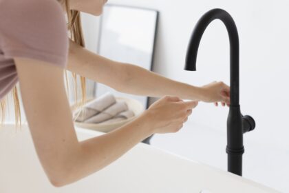 cnsu apa potabila din rezervele de stat trimisa catre cele 14 localitati din prahova si dambovita afectate de criza apei de la barajul paltinu 692c858c0df24