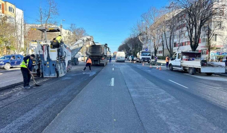 continua lucrarile de asfaltare a carosabilului pe strada dezrobirii din constanta 6927ef72394c0