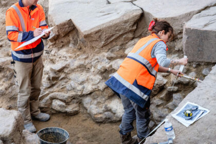 descoperire rara in franta un inel de aur vechi de 2 000 de ani dezvaluie misterele unui mormant roman fastuos 692bccf2b7c24