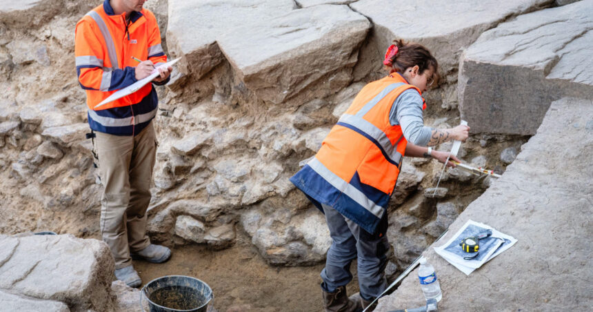 descoperire rara in franta un inel de aur vechi de 2 000 de ani dezvaluie misterele unui mormant roman fastuos 692bccf2b7c24