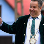 dorin cioaba autointitulat rege al romilor ii ironizeaza pe politicieni oare sunt singurul care are diplome pe bune 692c0c7466b1f