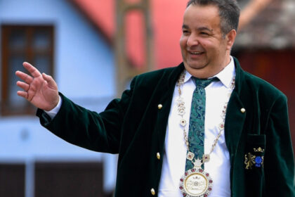 dorin cioaba autointitulat rege al romilor ii ironizeaza pe politicieni oare sunt singurul care are diplome pe bune 692c0c7466b1f