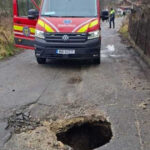 doua persoane au fost duse la spital dupa ce au cazut intr o groapa in asfalt in petrosani 69235adf7440d