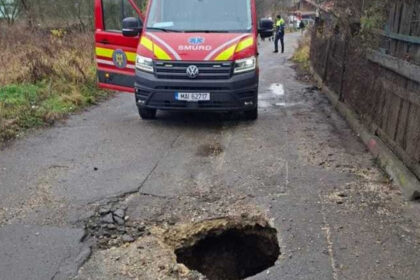 doua persoane au fost duse la spital dupa ce au cazut intr o groapa in asfalt in petrosani 69235adf7440d