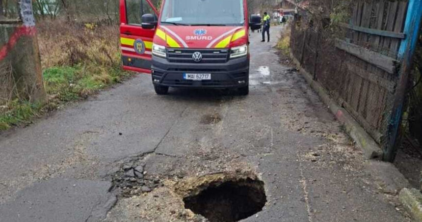 doua persoane au fost duse la spital dupa ce au cazut intr o groapa in asfalt in petrosani 69235adf7440d