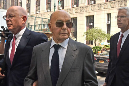 dupa rudy giuliani si changpeng zhao trump il gratiaza si pe miliardarul joe lewis fostul proprietar al clubului tottenham 6916e62a67aa8