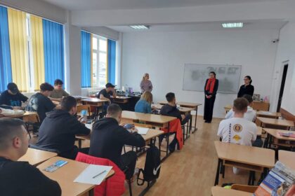 elevii de clasa a xii a din constanta ar putea sta vinerea acasa un proiect pilot 6911c4fc103ed