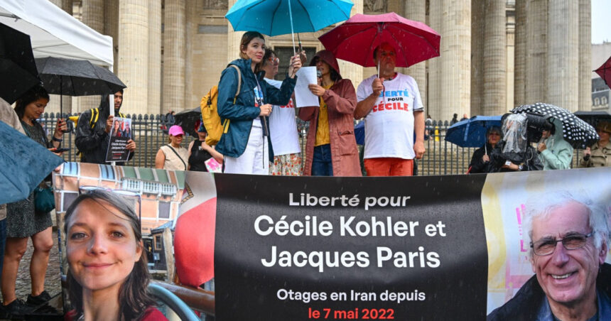 emmanuel macron anunta eliberarea a doi profesori francezi dupa trei ani de detentie in iran 690a66f82b810