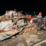 explozie puternica urmata de incendiu intr o locuinta din dej barbat gasit mort sub daramaturi pompierii cauta si alte victime 690667ee53bca