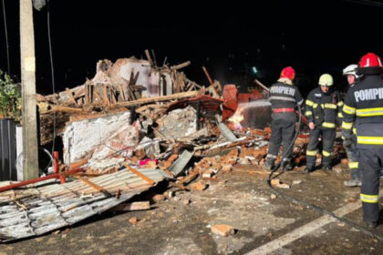 explozie puternica urmata de incendiu intr o locuinta din dej barbat gasit mort sub daramaturi pompierii cauta si alte victime 690667ee53bca