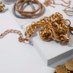 femeie acuzata de inselaciune cum a reusit sa pacaleasca mai multe persoane cu servetele si gablonturi 691de91309ef1